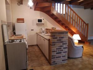 eine Küche mit einem Herd und einer Treppe in der Unterkunft Les Roses Trémières in Trans