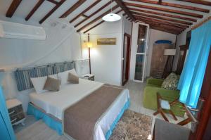 西薩勒努的住宿－Blu Brezza Marine Hotel，一间卧室配有一张床和一把绿色椅子