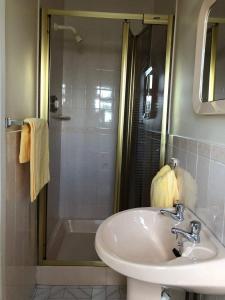 een badkamer met een wastafel en een douche bij Lahinch View in Doolin