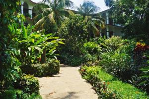 a path through a garden in front of a house at Yaxché in Chiapa de Corzo