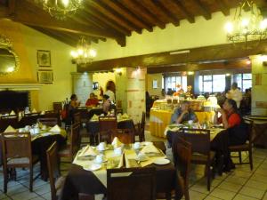 A restaurant or other place to eat at Mision De Los Angeles