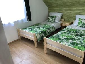 Kama o mga kama sa kuwarto sa Rózsavölgy Apartman