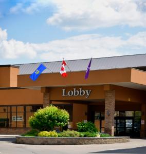 una biblioteca con banderas delante en Coast Lethbridge Hotel & Conference Centre, en Lethbridge