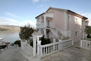 Casa bianca con balcone e bacino d'acqua di Apartments Maja - sea view a Trogir