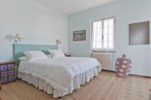 A bed or beds in a room at Maureen's beach house