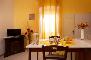 - une cuisine avec une table et des fruits dans l'établissement Rifugio Delle Nereidi, à Marina di Mancaversa