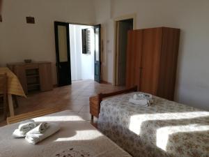カストロ・ディ・レッチェにあるCentro Storico di Castro Marinaのベッドルーム1室(ベッド2台、タオル付)