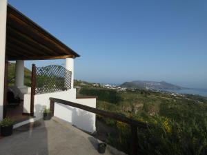 balkon domu z widokiem na ocean w obiekcie villetta la ginestra w mieście Lipari