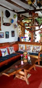 Istumisnurk majutusasutuses Zaysant Ecolodge