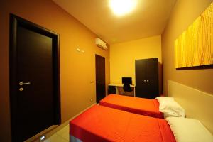 Postel nebo postele na pokoji v ubytování Hotel Mosaic Central Rome
