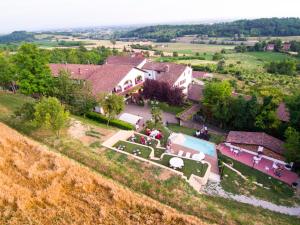 widok z góry na dom na wzgórzu w obiekcie Bed And Breakfast Olimpia w mieście San Salvatore Monferrato