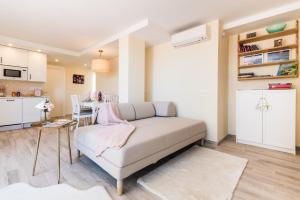 salon z kanapą i kuchnią w obiekcie Malaga Centre Apartment with Parking w Maladze