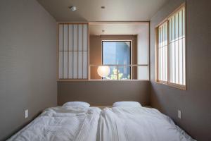 Кровать или кровати в номере Gunjo no Tsuki