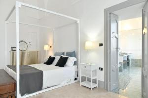 A bed or beds in a room at Dimora Duchessina Suites de Charme
