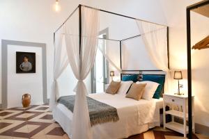 A bed or beds in a room at Dimora Duchessina Suites de Charme Még 37 kép