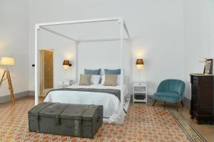A bed or beds in a room at Dimora Duchessina Suites de Charme