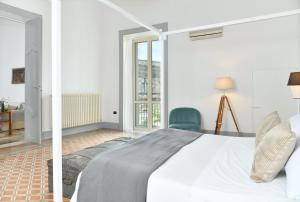 A bed or beds in a room at Dimora Duchessina Suites de Charme