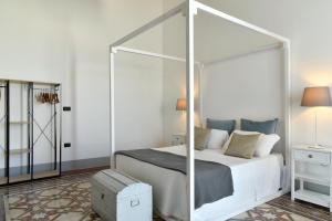 A bed or beds in a room at Dimora Duchessina Suites de Charme
