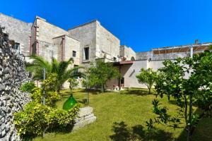 A garden outside Dimora Duchessina Suites de Charme
