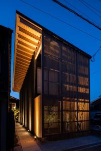 un edificio con una fachada iluminada por la noche en Gunjo no Tsuki en Kanazawa
