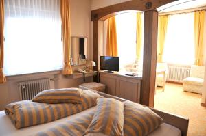 een hotelkamer met 2 bedden en een televisie bij Hotel Niedersfeld-Winterberg in Winterberg