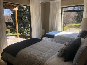 A bed or beds in a room at Kinloch Lakeview Lodge - Taupo