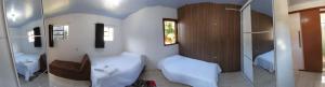 ein Bad mit einem WC, einem Waschbecken und einer Dusche in der Unterkunft Chale Verde in Gramado