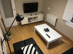 a living room with a couch and a coffee table at Apartamento en el centro para 4 personas in Seville