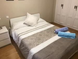 a bed with two towels sitting on top of it at Apartamento en el centro para 4 personas in Seville