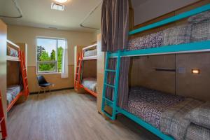 Pograd oz. pogradi v sobi nastanitve Canmore Downtown Hostel