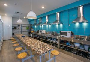 Köök või kööginurk majutusasutuses Canmore Downtown Hostel
