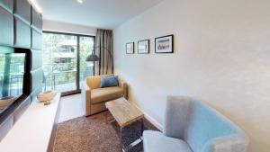 TV a/nebo společenská místnost v ubytování White Pearl Apartment 1.15