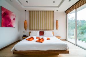 Postel nebo postele na pokoji v ubytování Bright beachfront retreat in Bang Tao + 37 fotografií