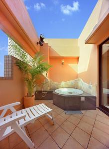 a patio with a hot tub and a bench at ホテル イコイ in Kawaguchi +17 photos