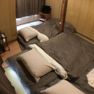 纳卡大雅旅馆客房内的一张或多张床位