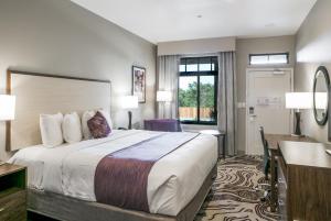 A bed or beds in a room at Hotel Siri Downtown - Paso Robles