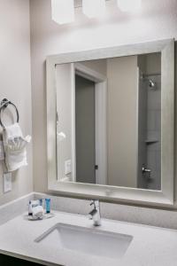 Ett badrum på Hotel Siri Downtown - Paso Robles