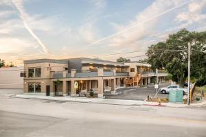 un edificio en la esquina de una calle en Hotel Siri Downtown - Paso Robles, en Paso Robles