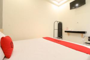 Tempat tidur dalam kamar di RedDoorz at Hotel Putra Perdana Klaten