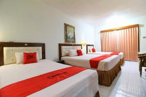 Llit o llits en una habitació de RedDoorz at Hotel Putra Perdana Klaten