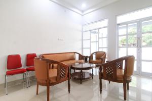 uma sala de jantar com mesa e cadeiras em RedDoorz at Hotel Putra Perdana Klaten em Klaten