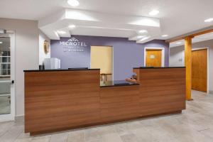 um lobby de um hospital com uma recepção em Microtel Inn & Suites by Wyndham Pittsburgh Airport em Robinson Township