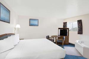 Llit o llits en una habitació de Travelodge by Wyndham Cedar City