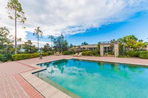 哈灵顿哈灵顿河酒店的房子前面的游泳池