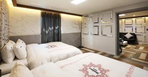 Uma cama ou camas num quarto em Hotel Mondavi