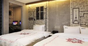 Uma cama ou camas num quarto em Hotel Mondavi