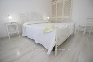 Кровать или кровати в номере Home Holiday Salento Monica's House Pescoluse