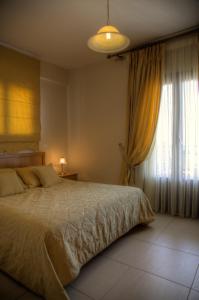 A bed or beds in a room at Venetiko Villas
