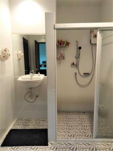 La salle de bains est pourvue d'une douche et d'un lavabo. dans l'établissement Urban Maerim, à Mae Rim