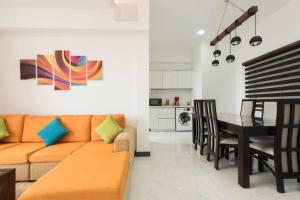 - un salon avec un canapé et une table à manger dans l'établissement Fully Furnished 2 Bedroom Apartment with Sea View, à Dehiwala-Mont Lavinia